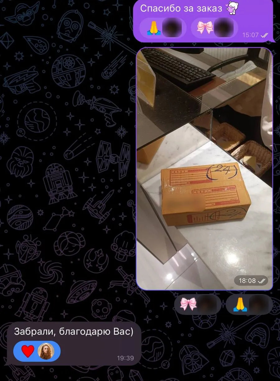 Переписка в Telegram: коробка с TEREA Blue на стойке ресепшена отеля в Бангкоке, клиентка пишет: «Забрали, благодарю вас»